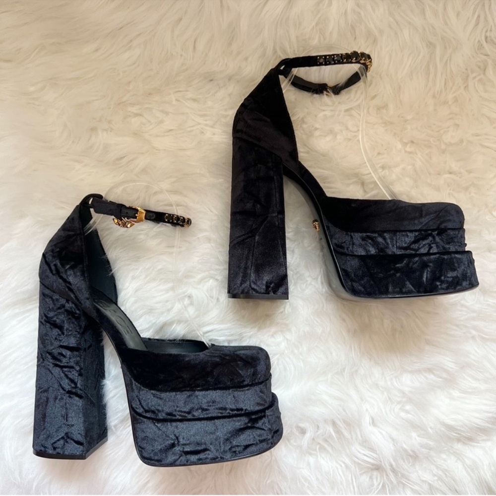 New! VERSACE Logo Medusa Charm Aevitas Embellished Crushed Velvet Platform Pumps - Picture 10 of 14